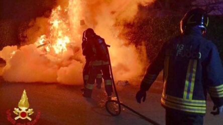 Fiamme nella notte sotto le case di via Piave: domato l’incendio nella valle del Coriglianeto