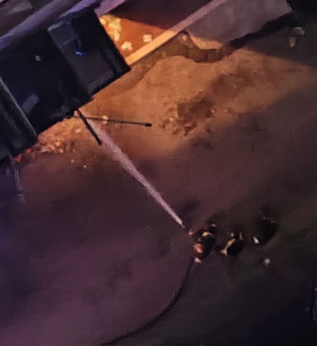 Incendio nella notte in via Rimembranze: a fuoco sacchi di rifiuti, paura tra i residenti