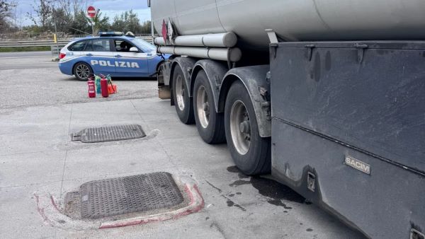 Corigliano-Rossano, panico al distributore: la Polizia sventa un’esplosione durante lo scarico carburante