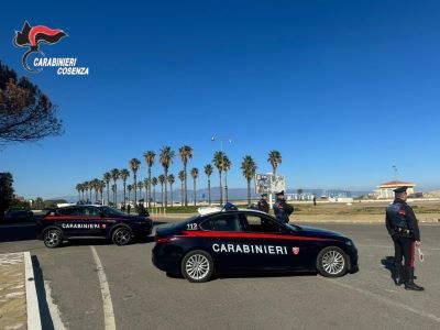 Follia a Schiavonea: investe i Carabinieri per sfuggire al controllo