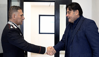 Carabinieri travolti a un posto di blocco: Rapani in caserma per solidarietà e confronto sulla sicurezza