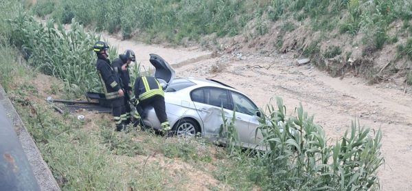 Paura a Corigliano: auto fuori controllo finisce nel torrente, conducente in gravi condizioni