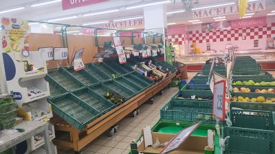 Protesta SS 106, sesto giorno: scaffali vuoti e rabbia contro le associazioni