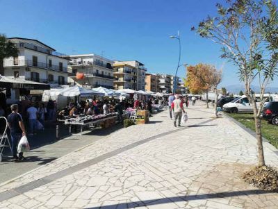 Fiera di Schiavonea nel caos: LARA CLAAI denuncia burocrazia soffocante e disparità di trattamento